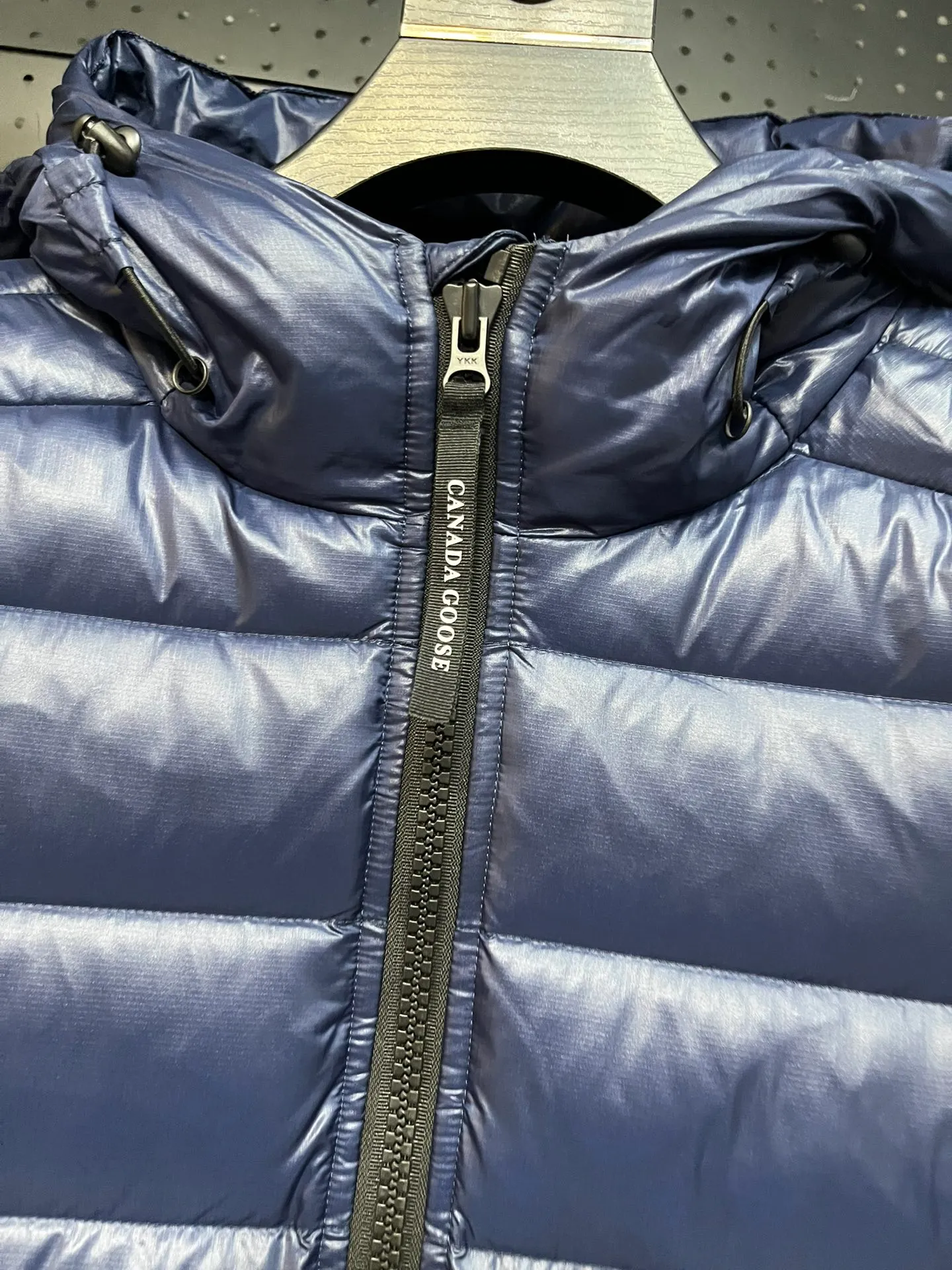 P860 Top 🔥purchase version 𝘾𝘼𝙉𝘼𝘿𝘼 𝙂𝙊𝙊𝙎𝙀/Canada Goose 2227 thin and light model. It’s super lightweight and doesn’t feel any weight on your upper body at all! Show more temperament‼  Canada Goose, a Canadian brand, has always been recognized as the warmest down jacket. Various Instagram celebrities, Internet celebrities, and celebrities often wear it for street photos. I make Canada Goose every year, but I still can’t get rid of my love for the goose. No matter how cold the winter is, there is no need to be afraid. Canada Goose is the legendary warmest down jacket and is known as a must-have for Arctic outdoor sports! The most popular down jacket in the world, celebrities are rushing to buy it, it is a must-have! Size: S-2XL Color: silver gray (red label) silver gray (black label), black (red label), black (black label), dark blue